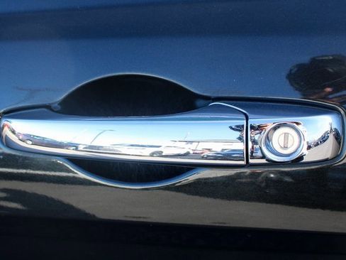 Used 2010 Chrysler Sebring Limited image 9