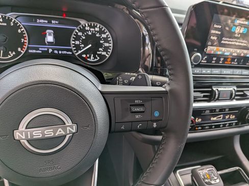 Used 2025 Nissan Pathfinder SV FWD image 21