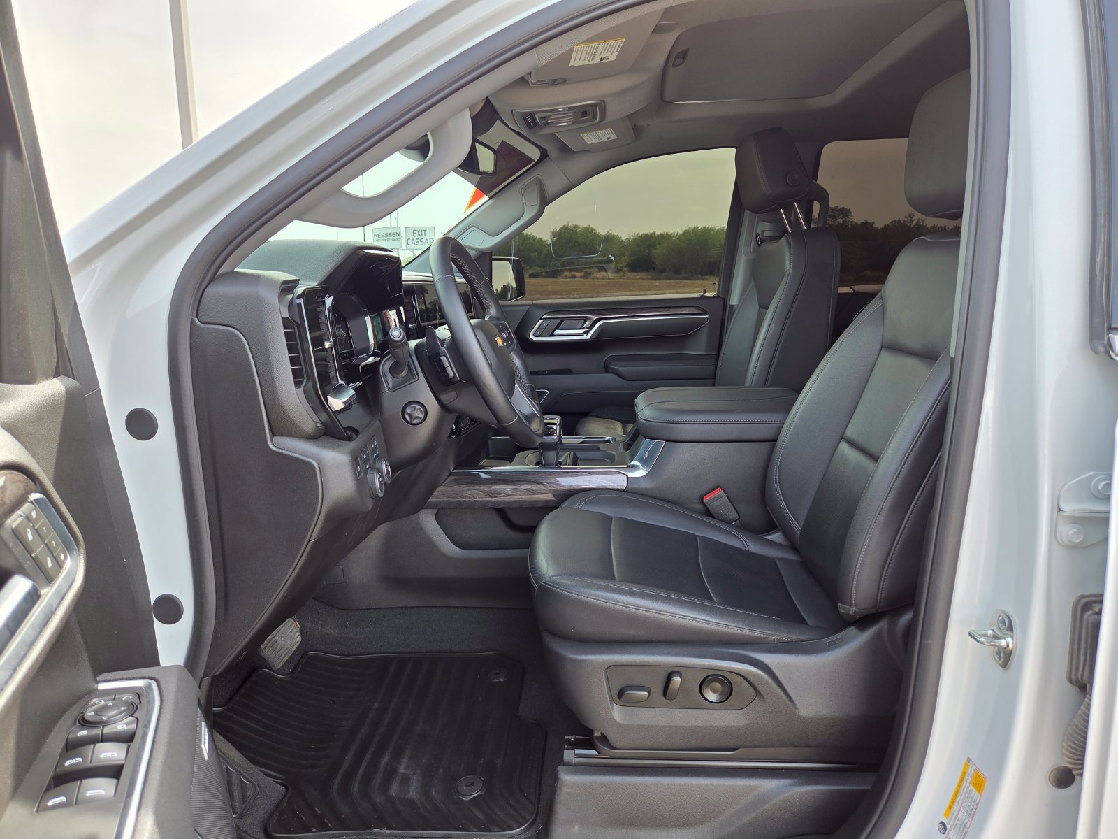 Used 2025 Chevrolet Silverado 1500 LTZ w/ Z71 Off-Road Package AWD/4WD image 15
