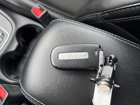 Used 2019 Jeep Cherokee Latitude Plus w/ Cold Weather Group image 64