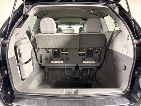 Used 2017 Toyota Sienna XLE w/ XLE Navigation Package FWD image 33