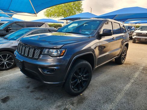 Used 2017 Jeep Grand Cherokee Altitude AWD/4WD image 2
