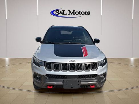 Used 2025 Jeep Compass Trailhawk w/ Trailhawk Convenience Group AWD/4WD image 4