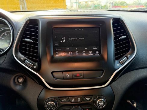 Used 2020 Jeep Cherokee Latitude Plus FWD image 19