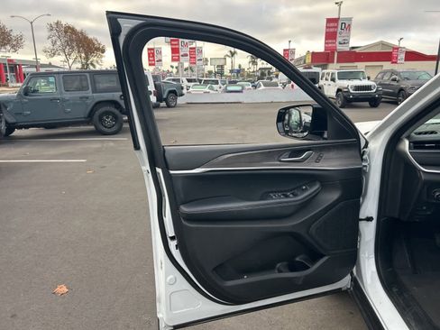 Used 2023 Jeep Grand Cherokee Limited w/ Black Appearance Package image 36