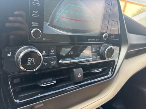 Used 2022 Toyota Highlander XLE image 14