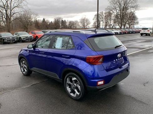 Used 2023 Hyundai Venue Limited image 3