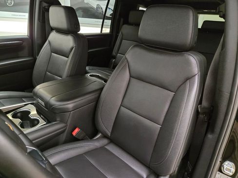 Used 2025 Chevrolet Suburban LT image 31