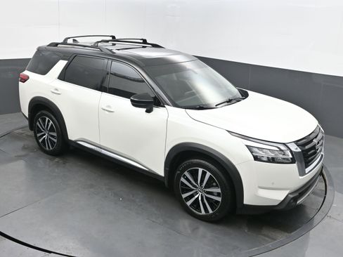 Used 2024 Nissan Pathfinder Platinum image 33