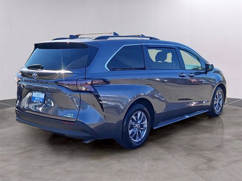 Used 2024 Toyota Sienna XLE image 4