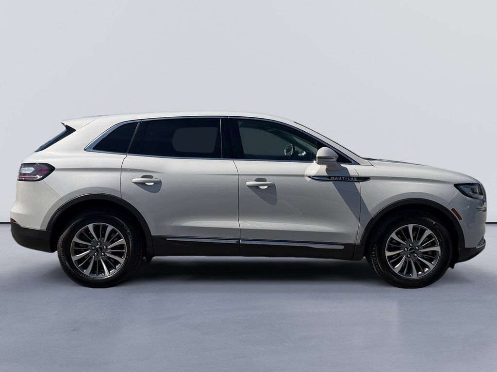 Used 2022 Lincoln Nautilus AWD w/ Premium Package image 2