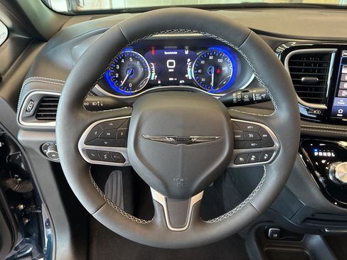 Certified 2025 Chrysler Pacifica Select FWD image 25