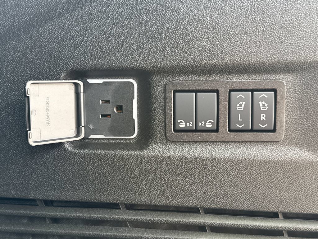 Used 2025 GMC Yukon XL Denali w/ Sun & Power Step Package AWD/4WD image 40