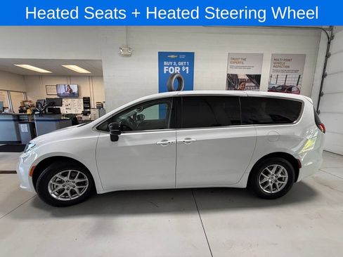 Used 2024 Chrysler Pacifica Touring-L FWD image 4