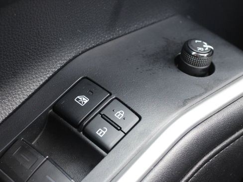 Used 2021 Toyota Highlander XLE image 22