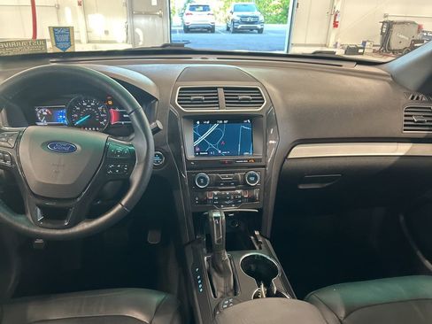 Used 2017 Ford Explorer XLT w/ Equipment Group 202A AWD/4WD image 7