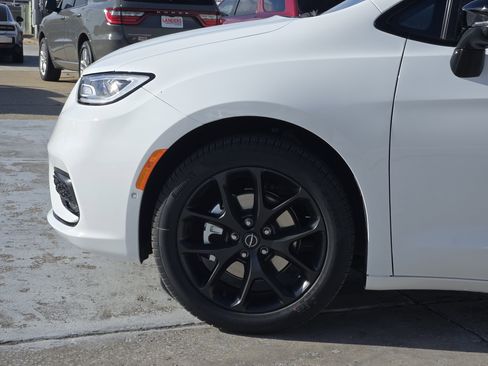 New 2026 Chrysler Pacifica Select w/ S Appearance Package image 5