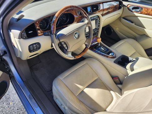 Used 2005 Jaguar XJ8 image 4