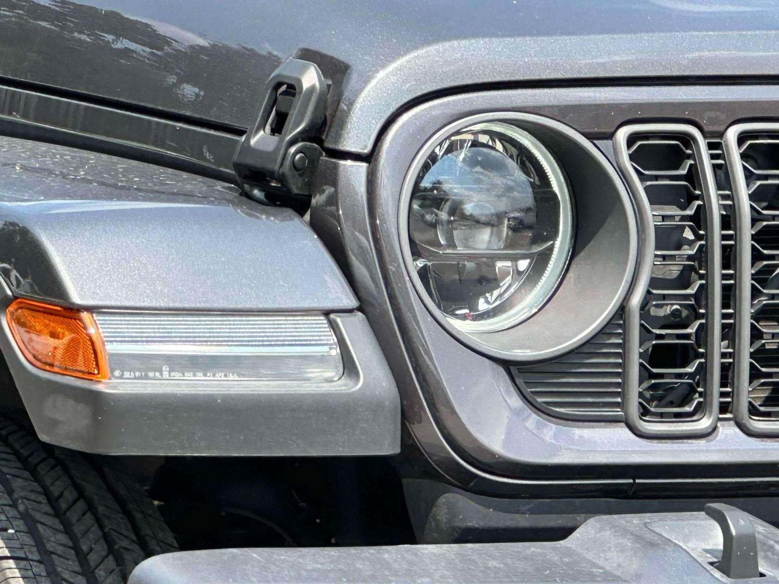 Used 2025 Jeep Gladiator Sport AWD/4WD image 8