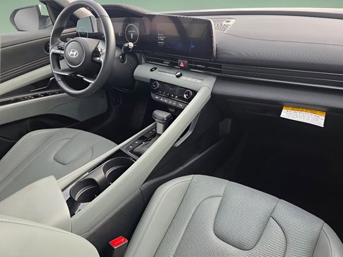 Used 2025 Hyundai Elantra Limited image 27