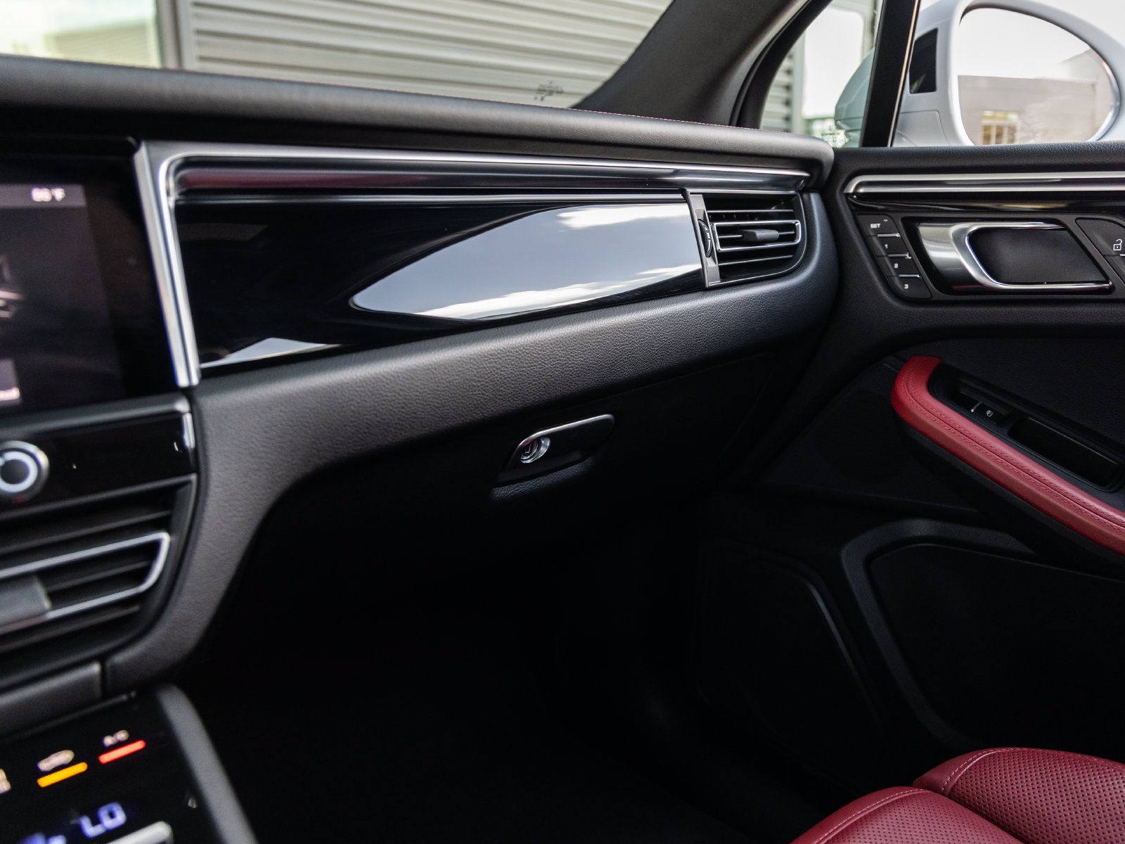 Certified 2023 Porsche Macan AWD/4WD image 33