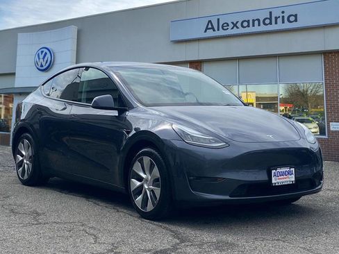 Used 2022 Tesla Model Y Long Range image 1
