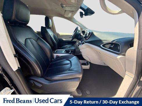 Used 2023 Chrysler Pacifica Touring-L FWD image 34