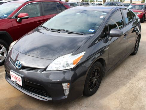 Used 2015 Toyota Prius Four FWD image 4