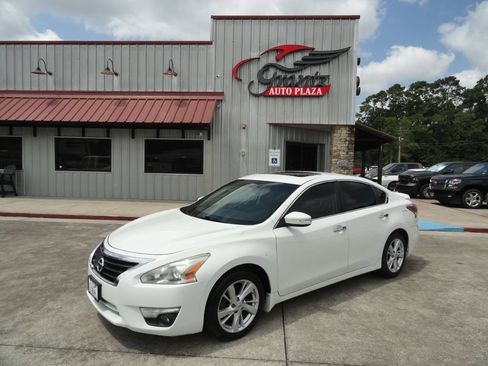 Used 2015 Nissan Altima 2.5 SV w/ Convenience Package FWD image 1