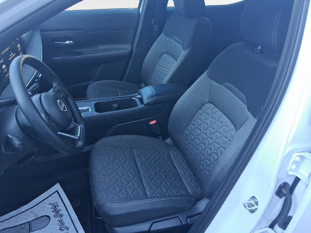 Used 2025 Nissan Kicks SV FWD image 12