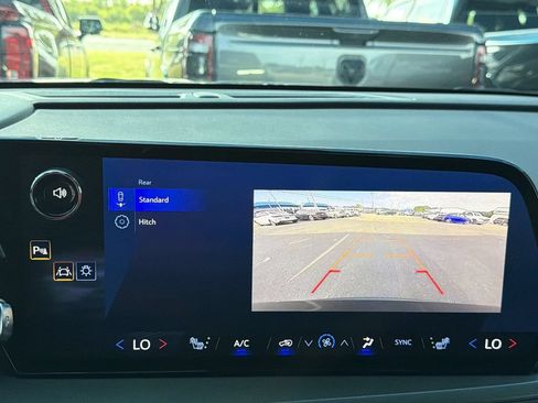 Used 2025 Chevrolet Traverse LT FWD image 22