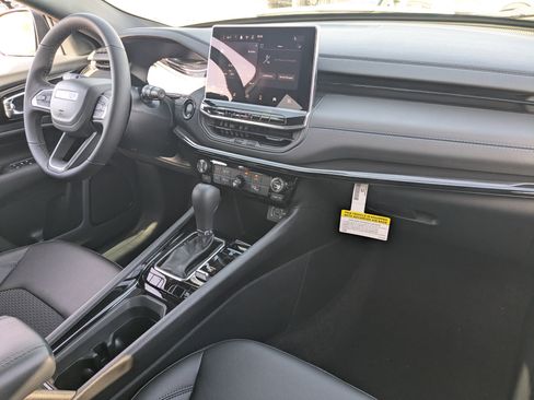 New 2026 Jeep Compass Latitude image 9