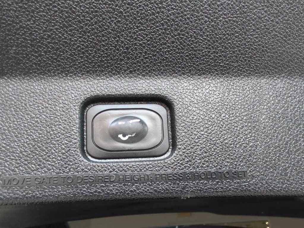 Used 2018 Ford Explorer Platinum AWD/4WD image 35