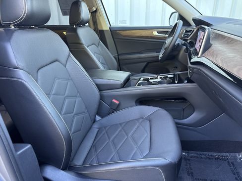 Used 2024 Volkswagen Atlas SE AWD/4WD image 16