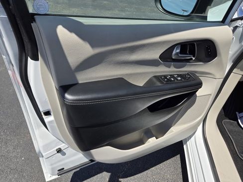 Used 2023 Chrysler Pacifica Touring-L FWD image 41