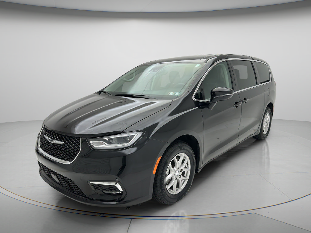Used 2024 Chrysler Pacifica Touring-L FWD image 3