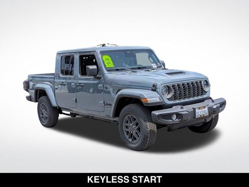 Used 2026 Jeep Gladiator Sport AWD/4WD image 2