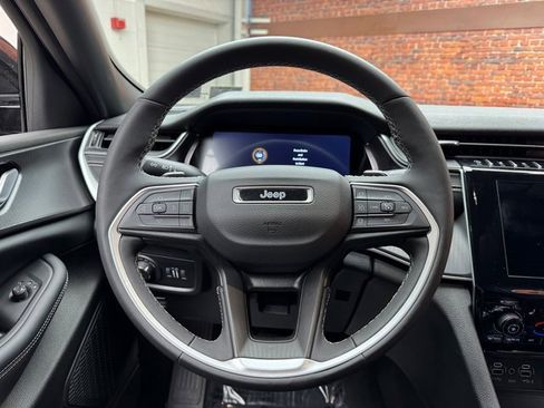 Used 2023 Jeep Grand Cherokee Altitude image 14