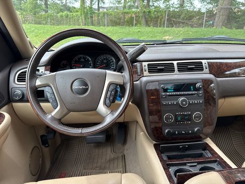 Used 2009 GMC Yukon XL Denali AWD/4WD image 19