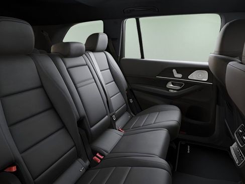 Used 2025 Mercedes-Benz GLS 450 4MATIC image 40