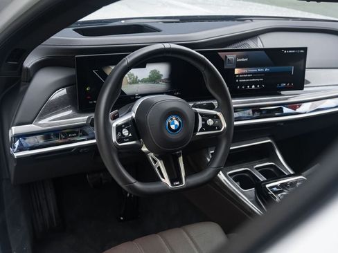 Used 2025 BMW i7 xDrive60 AWD/4WD image 24