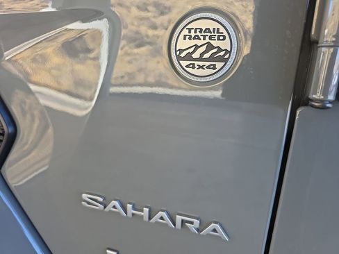 Used 2022 Jeep Wrangler Unlimited Sahara AWD/4WD image 33