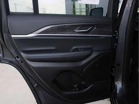 New 2025 Jeep Grand Cherokee Limited w/ Black Appearance Package image 22