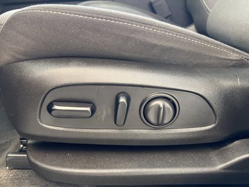 Used 2021 Chevrolet Traverse LT image 32