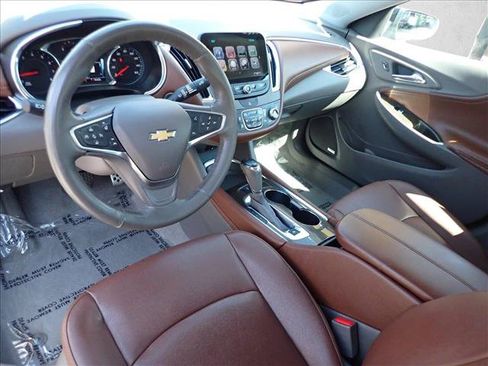 Used 2017 Chevrolet Malibu Premier w/ Premier Sun and Wheel Package FWD image 9