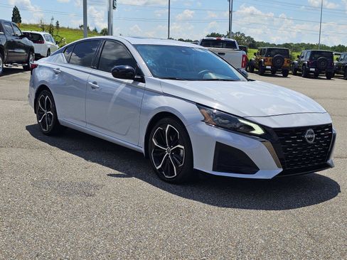 Used 2024 Nissan Altima 2.5 SR w/ SR Premium Package FWD image 5