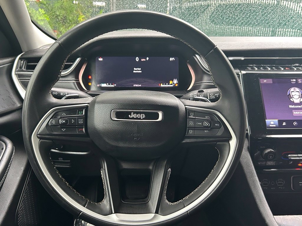 Used 2023 Jeep Grand Cherokee Laredo AWD/4WD image 17