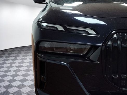 Certified 2023 BMW 760i xDrive w/ Luxury Rear Seating Package image 10