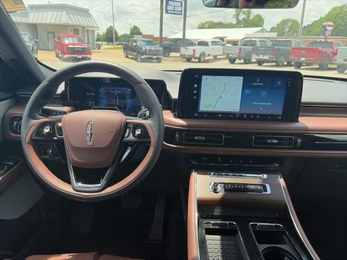 Used 2025 Lincoln Aviator Reserve w/ Equipment Group 201A AWD/4WD image 14