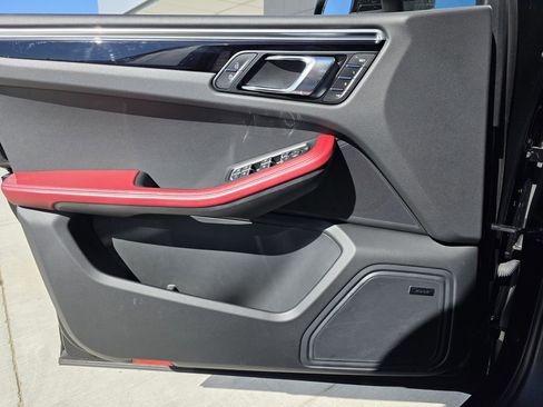 Used 2025 Porsche Macan image 22